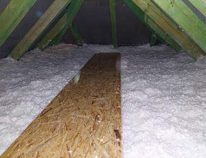 Zateplení stropu rodinného domu pomocí foukané izolace